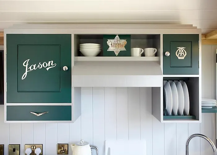 Hornington Manor Shepherds Huts Lodge *