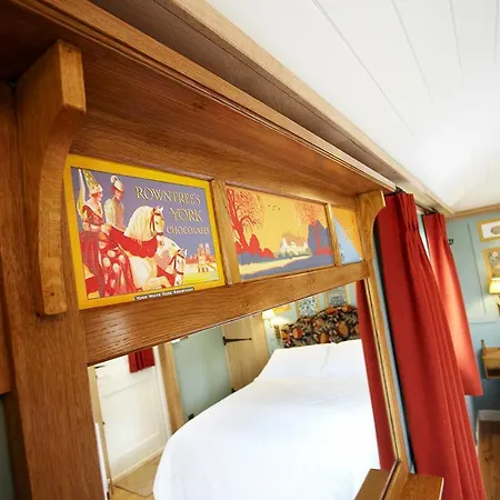 Hornington Manor Shepherds Huts Деревянный коттедж *