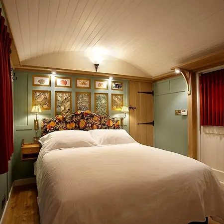 Hornington Manor Shepherds Huts Lodge *
