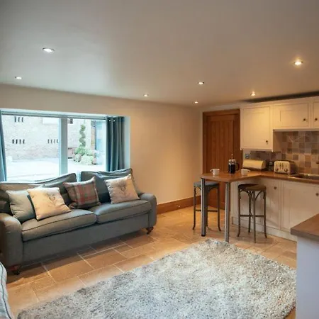 Orman Evi Hornington Manor Shepherds Huts *