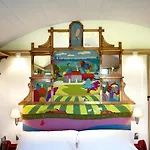 Hornington Manor Shepherds Huts Lodge *