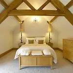 Hornington Manor Shepherds Huts Деревянный коттедж *
