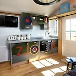 Hornington Manor Shepherds Huts Деревянный коттедж *