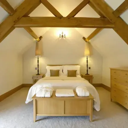 Hornington Manor Shepherds Huts Lodge *