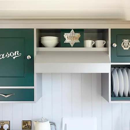 Hornington Manor Shepherds Huts Lodge *